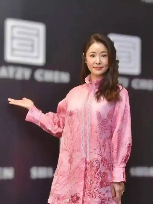 林心如这样多好啊,47岁跟平常妇女一个样,脸松弛沧桑,但自然且自信从