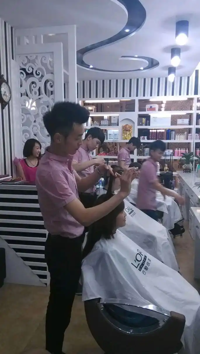 理发店门口挂着一块牌子:"洗剪吹15元.