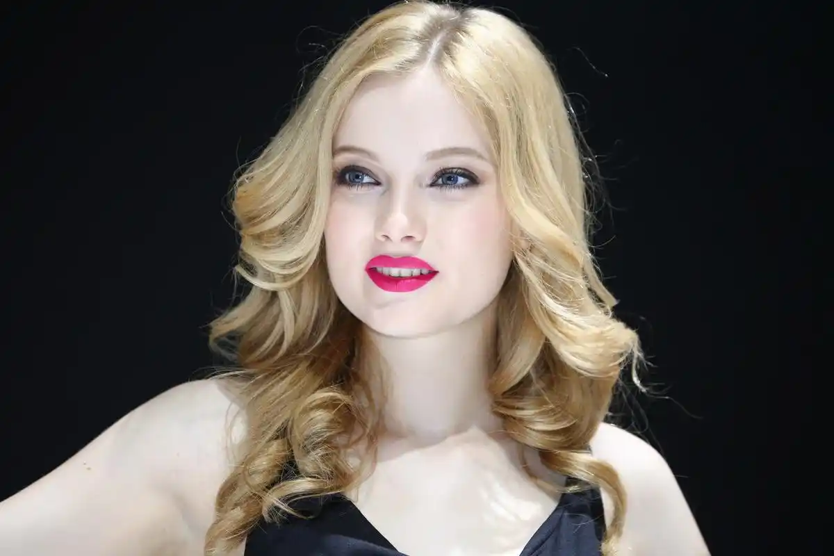 欧美烈焰红唇性感车模高清桌面壁纸