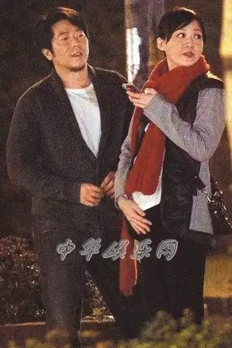 32岁王怡仁挺大肚和老公张育汉散步 陈小春陪应采儿逛街(图)