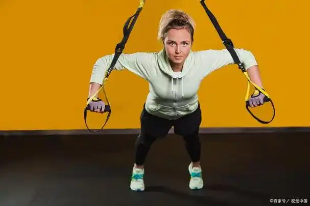 以下就是拉力绳的六个经典动作,每个动作都有其独特的锻炼效果和技