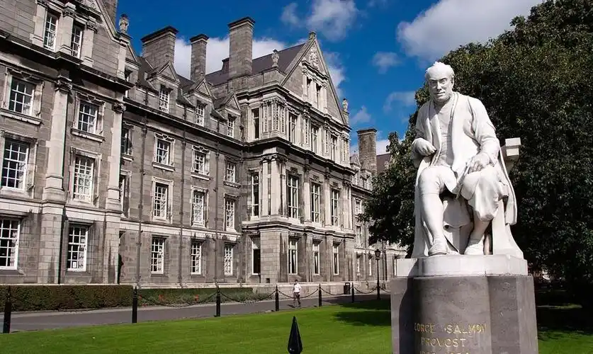 最终在ucl和uoe之间选择了uoe,相信爱丁堡大学绝对是一