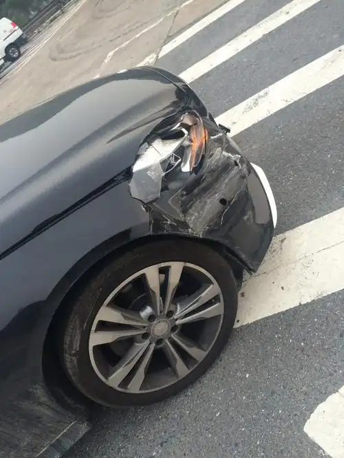 奔驰e260l高速被人追尾海马车头都凹进去了奔驰的品质