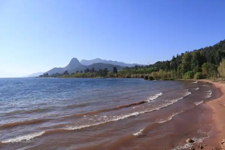 玉溪抚仙湖边上的红沙滩