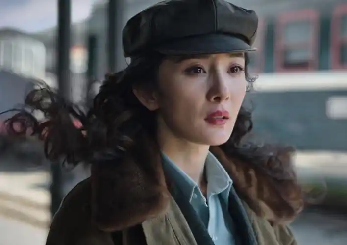 杨幂新剧彻底跑偏了!宣传特务女主穿搭时髦,收视排名都下跌了