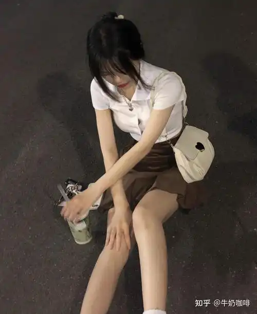 女生穿的明明很日常,没漏腰也没露腿,但为什么有的女生说穿的像出去卖