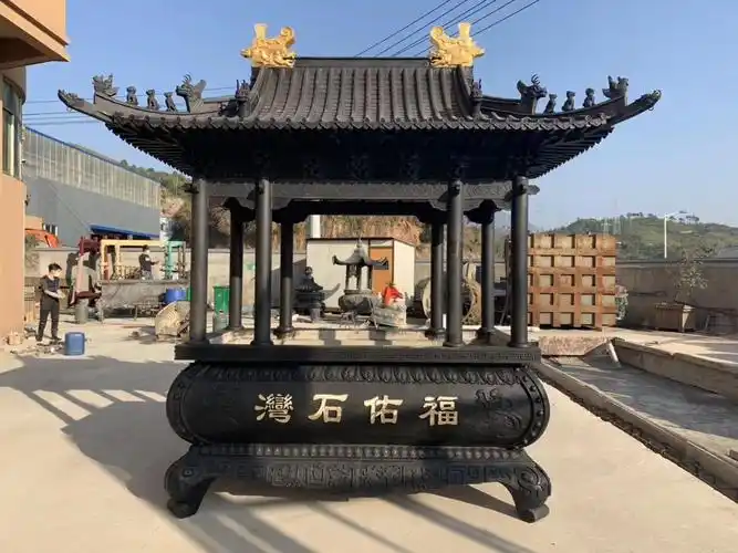 寺庙大香炉铸铁寺院长方形四龙柱防雨带盖香炉景区铜香炉户外宗祠香炉