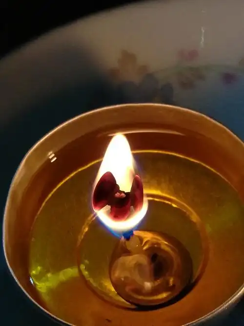 生活的忙碌,早已忘记了曾经的"闲敲棋子落灯花.