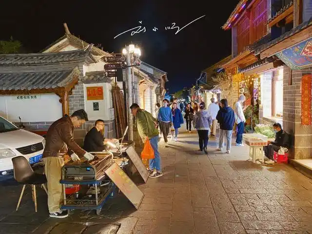 大理古城的夜晚摆满地摊,有人觉得很有特色,有人却觉得煞风景