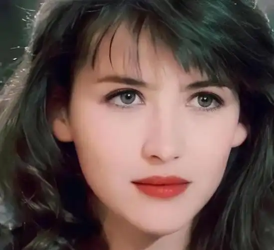 神似阿佳妮的苏菲   玛索:56岁未婚却儿女双全,放任自己优雅老去