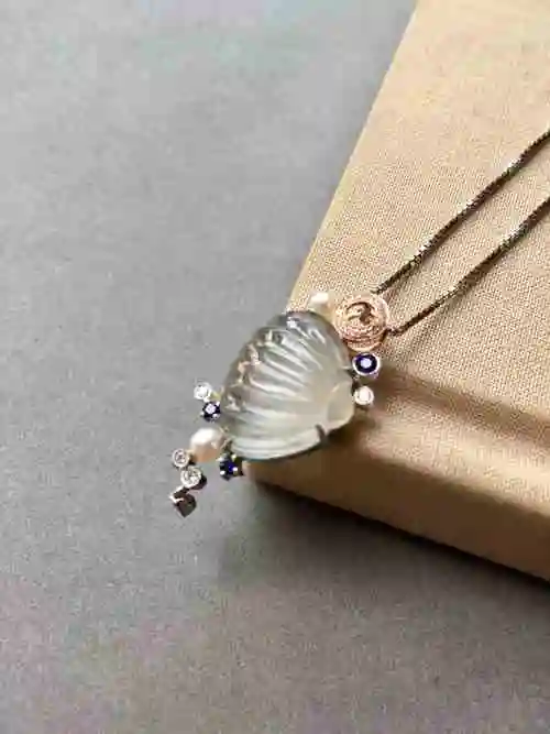 高冰种翡翠贝壳18k白金钻石镶嵌