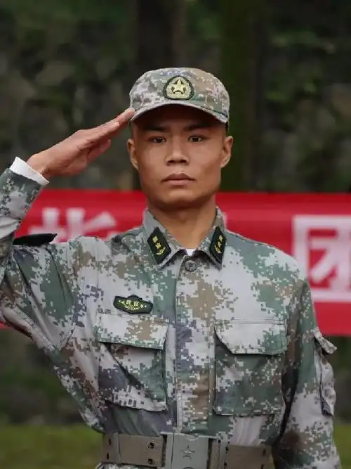 军训风采展步伐齐整绿军装舞动青春斗志扬