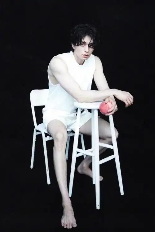 年近40岁的大叔李栋旭,颜值身材俱佳,状态好到00后都羡慕