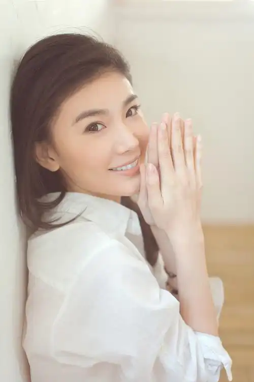 刘冬曝冬日清爽写真 笑容甜美享受惬意时光