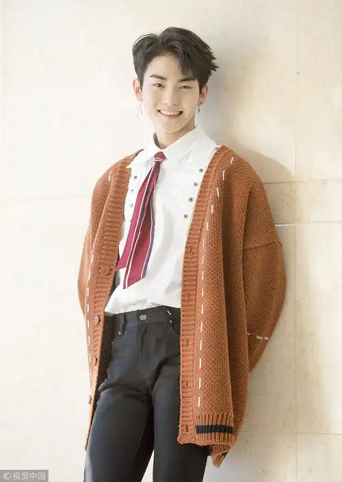 男团the boyz众"小鲜肉"凹造型玩转光与影 露暖男笑容实力撩妹_新浪