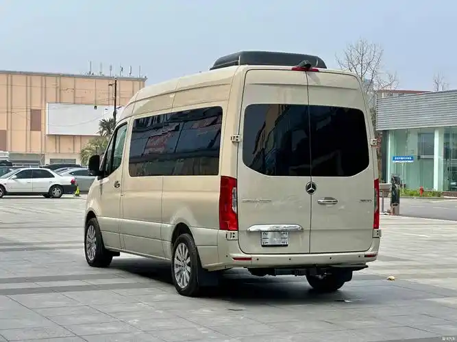穿西装打领带座sprinter奔驰进口斯宾特7座商务车的他最-爱卡汽车网