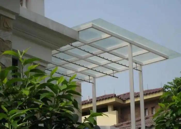 1首先就是在房子旁边种一些植物,特别是爬山虎,遮阳直接爬上了顶棚