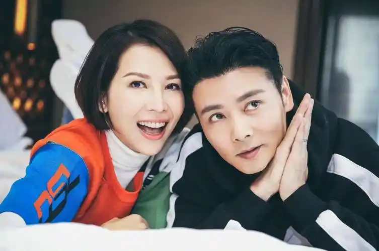 50岁蔡少芬素颜现身迪士尼,穿露肩水钻破洞装,张晋一直黑脸-大江头条