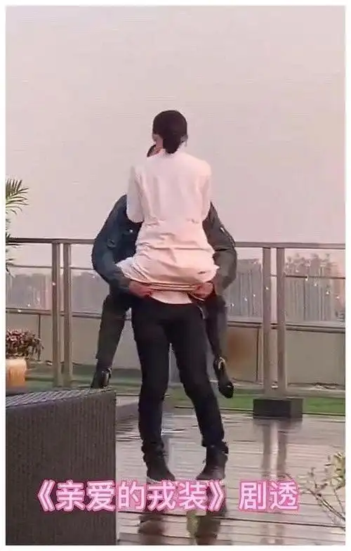 李沁黄景瑜最新路透照晒出,俩人上演"树袋熊抱",画面甜蜜