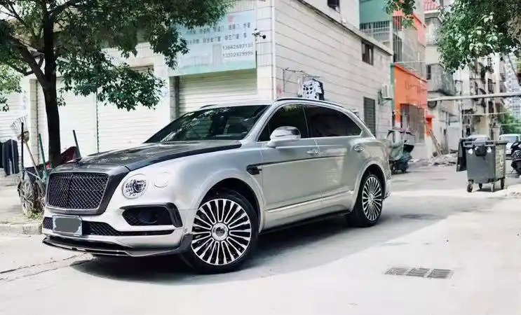 宾利添越改装德国mansory碳纤小包围搭配个性立标碳纤机盖