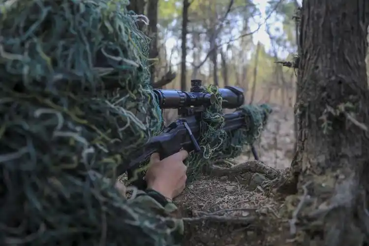 狙击小组利用伪装在丛林中展开搜索.