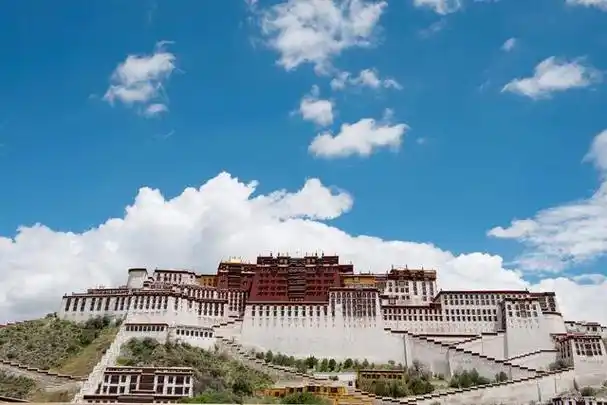 自治区首府拉萨市,是世界上最高的宫殿,也是西藏最著名的旅游景点之一