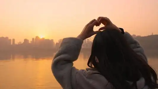 治愈唯美夕阳下女生比心