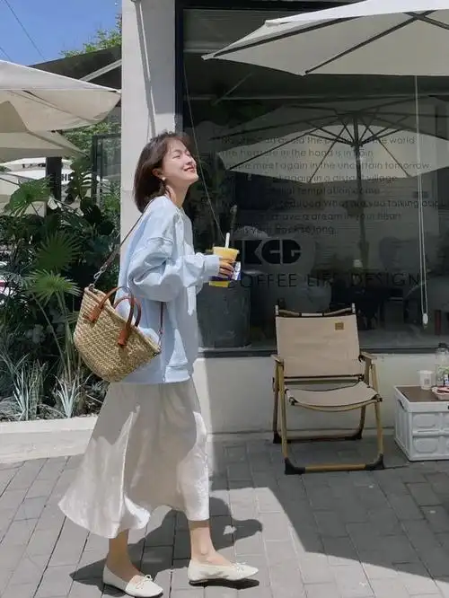 一起来感受一下白色半身裙的搭配推荐吧