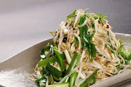 有帮助我们排便的作用,在中医里面,韭菜甚至被称作"洗肠草",它的根,茎