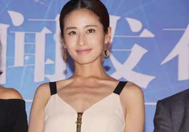 只是她胸前两条肋骨突出得惊人,一眼望去,竟然只注意到这个.