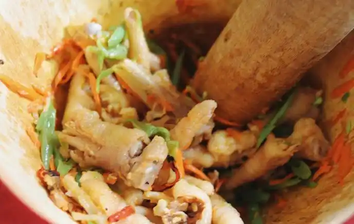 三伏天一定要吃的美食:傣味舂鸡脚!在家就能吃到的云南美食!