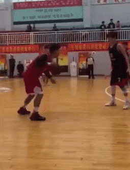 说实话,有些人真的不配打篮球!