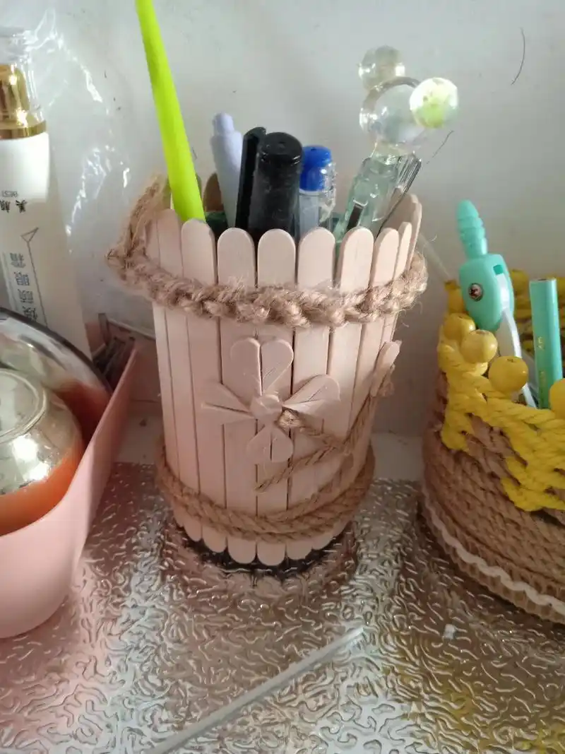 用冰棍棒子做的笔筒#我的手工作品  - 抖音