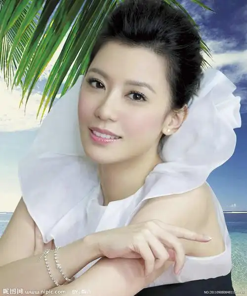 贾静雯的眼睛大吗?