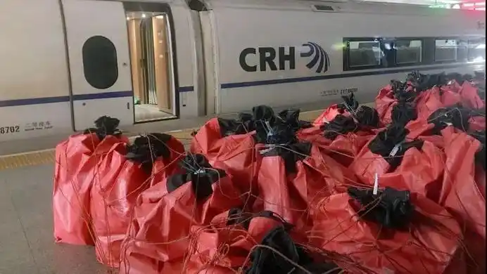 2019年11月11日,上海虹桥站g1236次高铁旁,等待装车的大闸蟹等包裹.