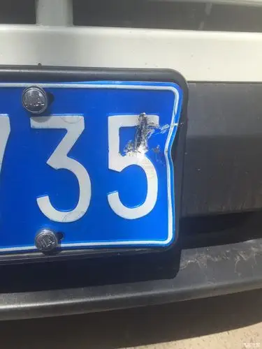 这车牌破损程度需要更换吗