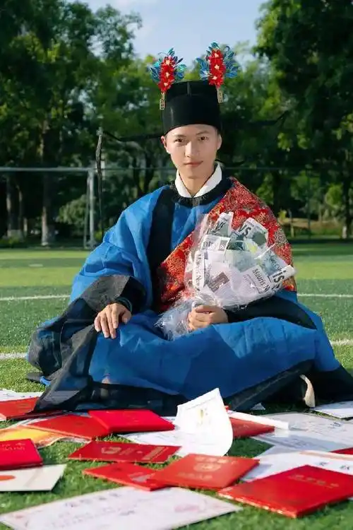 海南大学一男生的进士服毕业照,有颜值有创意,充满了仪式感!