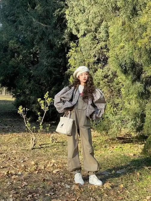 林小宅晒男友视角照背带裤外套叠穿包裹严实青春时髦又洋气