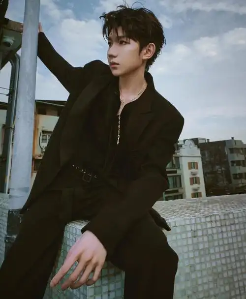 欧阳娜娜伯克利毕业王源却迟迟没消息被质疑走错路