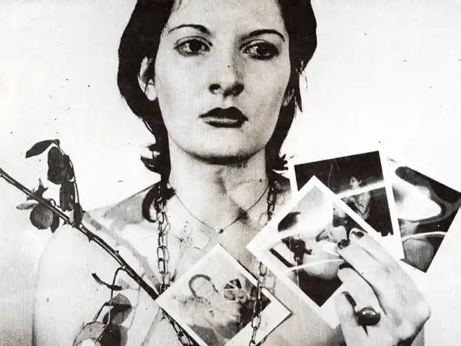 1974年的一天夜里,一群人挤在一个那不勒斯莫拉工作室里.