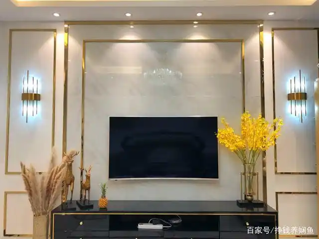 干净的爵士白加上贵气逼人的钛金条给你一种轻奢的视觉享受