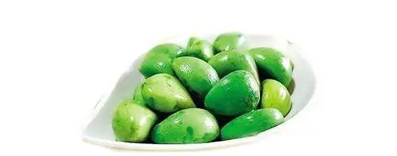 五豆",有的在腊八当天煮,有的在腊月初五就煮了,还要用面捏些"雀儿头"