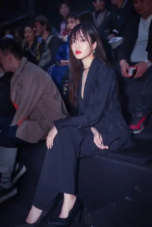 王梓薇的卷发造型很好看,宛如一个洋娃娃.