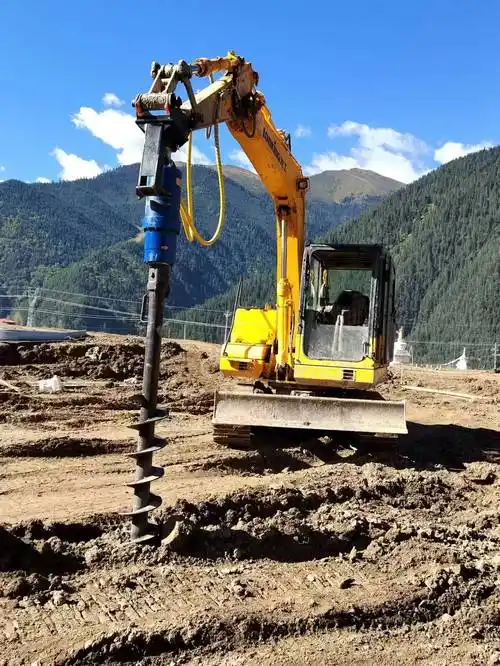 挖掘机改装螺旋钻机钻孔打桩