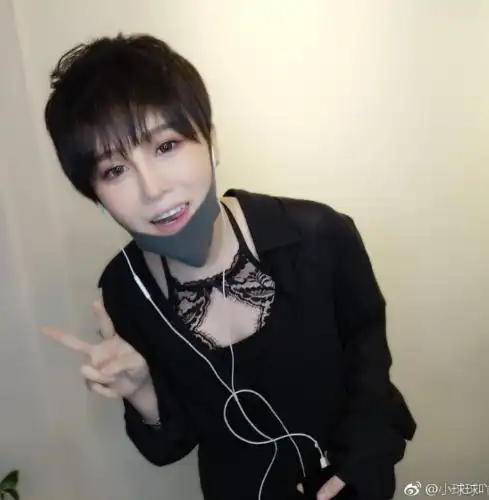 赵本山女儿球姐换新发型网友翻版李宇春这是要走中性路线