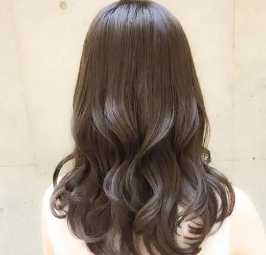 中长发发尾微卷烫出层次感,整个造型简约大方很有知性气质,加上深灰