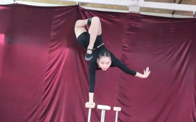 蒙古马戏团柔术女孩