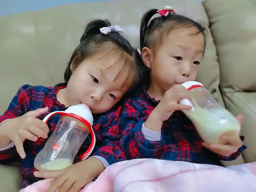 三岁的我们依旧是个小宝宝,给闺女喝奶粉我是认真的,愿意喝就天 - 抖