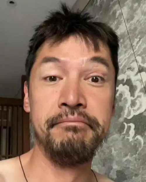 当然,一些网友还发现了胡歌此次的真实照片,注意到他的白发更加显眼