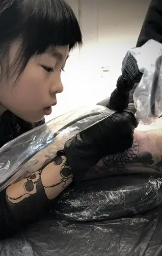她被称世界最小纹身师,年仅11岁却享誉全球,她为何受大家青睐?